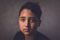 Retrato de um jovem menino bonito — Fotografia de Stock