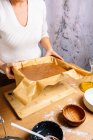 Donna che prepara e cuoce un pan di Spagna al cioccolato. Concetto di cucina tradizionale e pasticceria — Foto stock