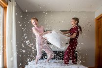 Dos chicas jugando en el dormitorio en casa - foto de stock
