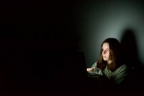 Frau arbeitet nachts am Laptop — Stockfoto