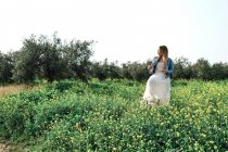 Jovem em um vestido posando em um campo — Fotografia de Stock