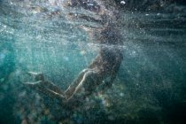 Fille plongée sous-marine dans la mer — Photo de stock