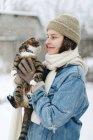 Красива молода жінка з котом — стокове фото