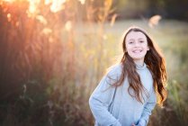 Зворотній бік красива молода дівчина з довгим волоссям на відкритому повітрі восени . — стокове фото