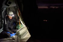 Bergsteigerin in der Nacht auf einer Portalkante, Eigernordwand — Stockfoto