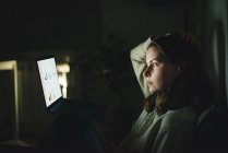 Жінка працює на ноутбуці вночі — стокове фото