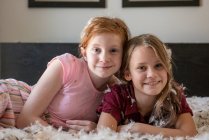 Дві дівчини грають в спальні вдома — стокове фото