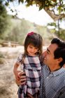 Papà solletico giovane figlia a parco a san diego — Foto stock