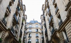 Apartement houses in Paris — Stock Photo