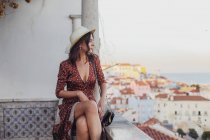 Retrato de mujer hermosa posando al aire libre - foto de stock