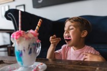 Süßer Junge isst Dessert — Stockfoto