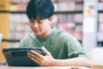 Junge Collage-Student mit Computer und mobilen Gerät lernen online. Bildung und Online-Lernen. — Stockfoto