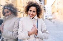 Portrait of beautiful woman in the city — Stock Photo