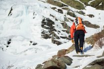 Männlicher Eiskletterer nähert sich einer Eiskletterei in New Hampshire — Stockfoto