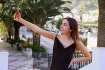 Junges Teenager-Mädchen macht ein Selbstporträt mit ihrem Handy in einem — Stockfoto