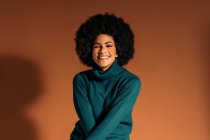 Retrato de mulher afro feliz — Fotografia de Stock