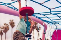 Bonito menino jogar no playground — Fotografia de Stock