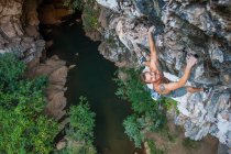 Homem escalando no penhasco de calcário suspenso no Laos — Fotografia de Stock