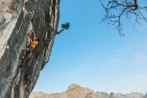 Mann klettert auf Kalksteinklippe in Laos — Stockfoto