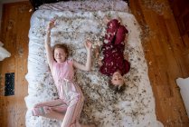 Zwei Mädchen spielen im Schlafzimmer zu Hause — Stockfoto