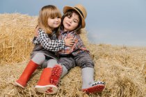 Милые маленькие девочки на стоге сена — стоковое фото