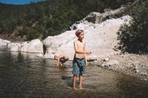 Tween Boys Explorando no Rio Canyon meados do verão — Fotografia de Stock