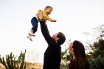 Família feliz com bebê menina se divertindo no parque — Fotografia de Stock