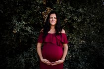 Pregnant woman posing in the park — Stock Photo