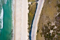 Воздушный вид на пляж с морем и океаном — стоковое фото