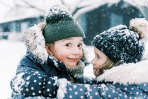 Двое детей в зимнем парке — стоковое фото