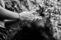 Mani con gesso in bianco e nero — Foto stock