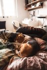 Взрослый пёс, спящий на уютной кровати. Собаки. — стоковое фото
