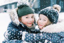 Dos niños en un parque de invierno - foto de stock