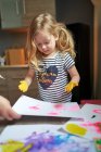 Mignonne petite fille peinture dans la maternelle — Photo de stock