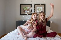 Две девочки играют в спальне дома — стоковое фото