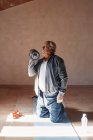 Homem idoso fazendo exercícios de alongamento e musculação em casa — Fotografia de Stock