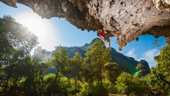 Homem escalando no penhasco de calcário suspenso no Laos — Fotografia de Stock
