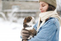 Beautiful young woman  with cat — Stock Photo