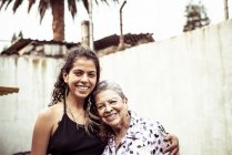 Ritratto di famiglia sorridente delle generazioni femminili messicane — Foto stock