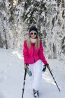 Молода жінка ходить в лісі в горах взимку — стокове фото