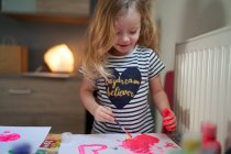 Linda niña pintura en el jardín de infancia - foto de stock