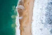Vista aérea da praia com ondas e mar — Fotografia de Stock