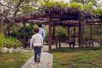Niedlichen Jungen zu Fuß in den Park — Stockfoto
