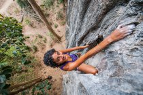 Vue grand angle de la femme escalade falaise de calcaire raide au Laos — Photo de stock