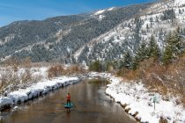 Жінка веслує на річці взимку — стокове фото