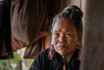 Retrato de la señora de la tribu Akhu cerca de Kengtung, Myanmar - foto de stock