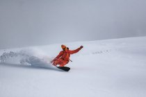 Man snowboarding on snowcapped mountain during vacation — Stock Photo