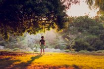 Junge geht im Park spazieren — Stockfoto