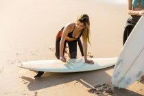 Prepararsi per un'altra giornata di surf — Foto stock