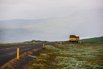 Школьный автобус на сельской дороге в Исландии — стоковое фото